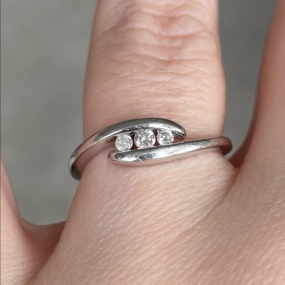 SOLD! 10K solid white gold diamond trilogy bypass ring - Picture 3 of 6